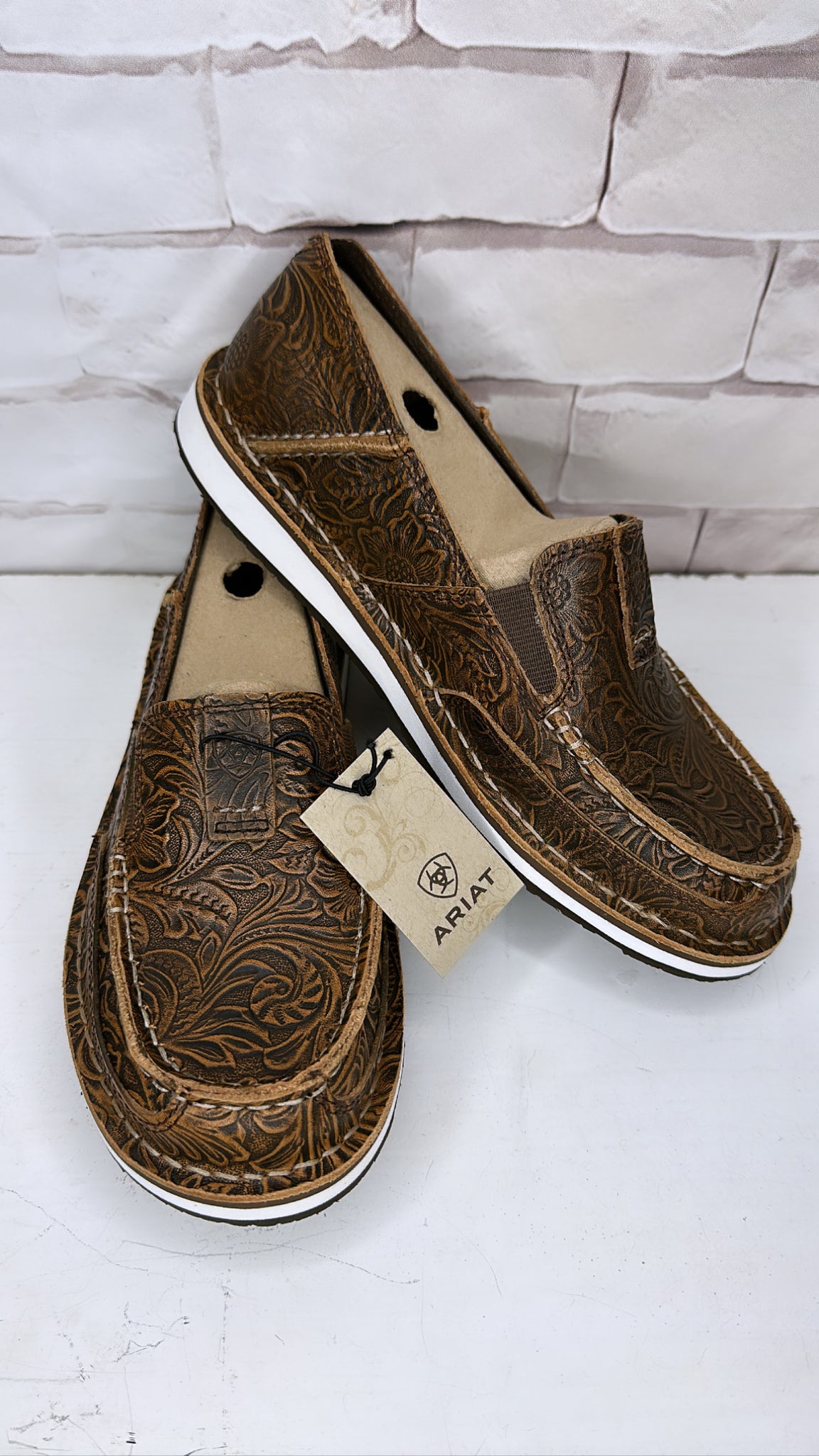 Ariat cruiser